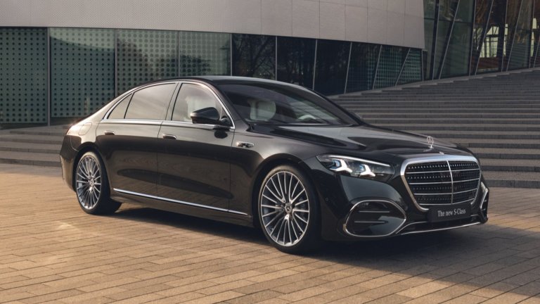 Mercedes-Benz E-ClassНовият Mercedes-Benz E-Class е всичко, което може да се очаква от бранда – стилен, комфортен и луксозен. В просторното купе могат да се чувстват удобно петима души, а потребителите имат избор между двигател с вътрешно горене, хибрид или напълно електрическа версия.