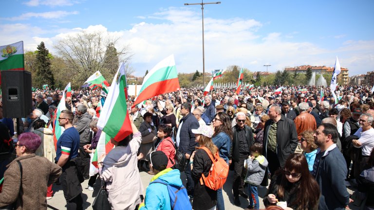Протест в София иска мир, неутралитет и референдум с 6 въпроса (снимки)