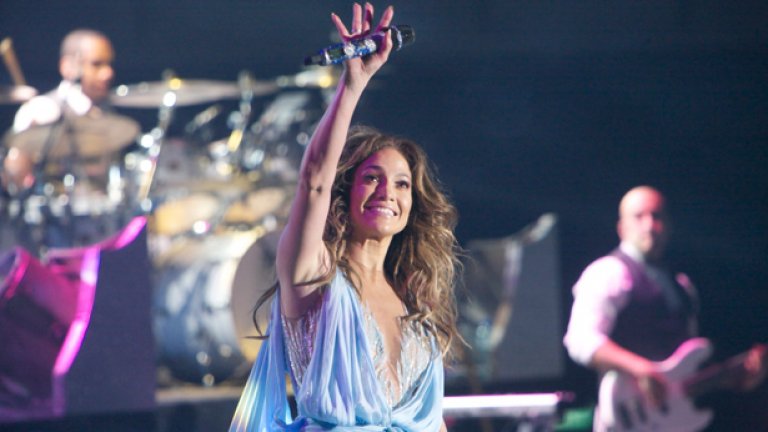 Дженифър Лопез
Може и да е много умела в граденето на кариератга си, но само със задни части не става. Много хора се чудят, защо Дженифър Лопес винаги изглежда толкова сериозна. Ясно е, че да заработваш милиони не е лесно, но след като вече си покорил върха, не е ли редно поне веднъж да се усмихнеш?