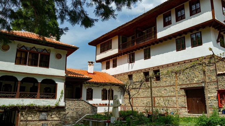 Чувството да пренощуваш на място, на което са се укривали Левски и Ботеви четници, разрушавано и издигано отново и отново през годините, е уникално.