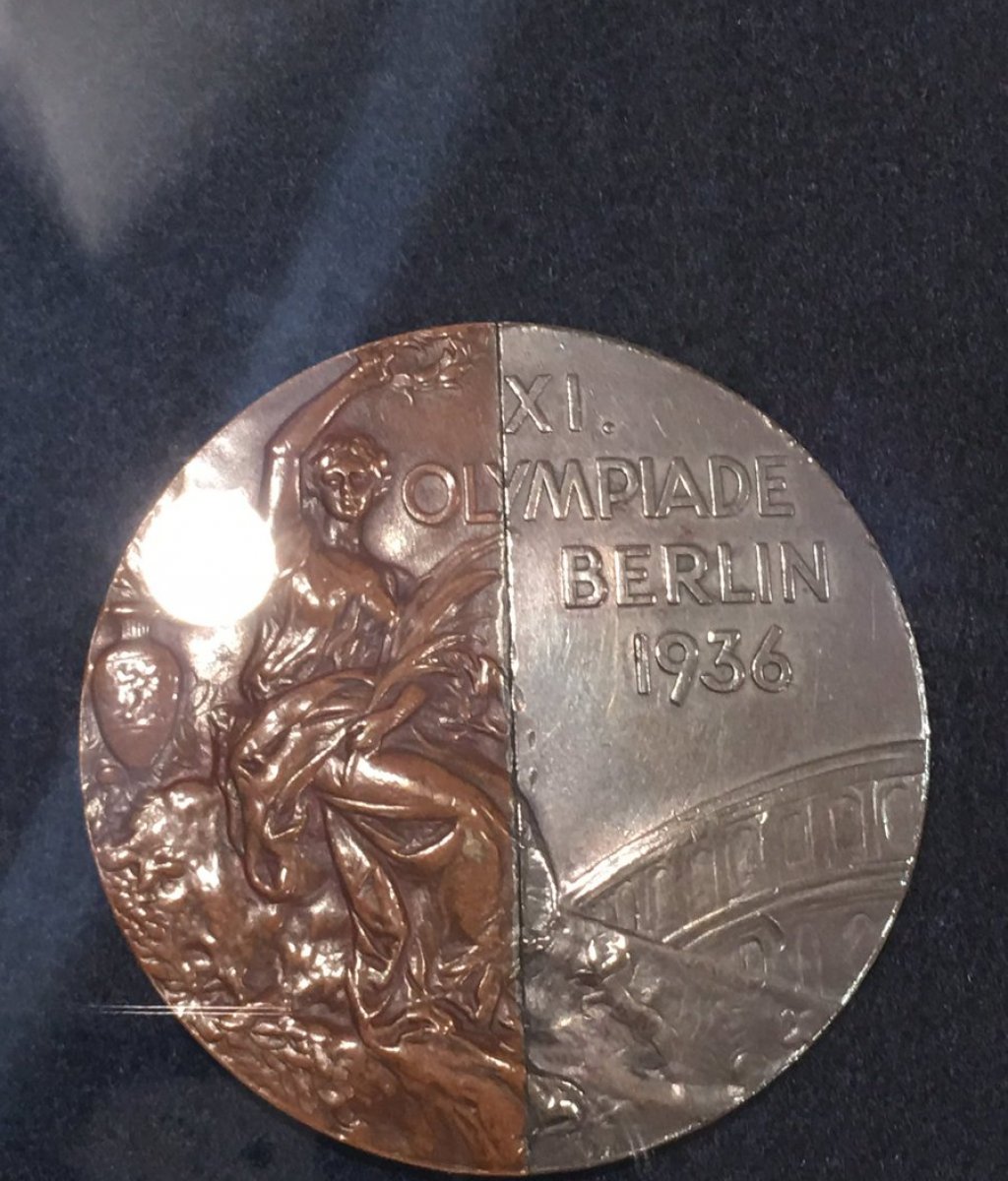 "Медалът на приятелството" - наполовина сребърен, наполовина бронзов