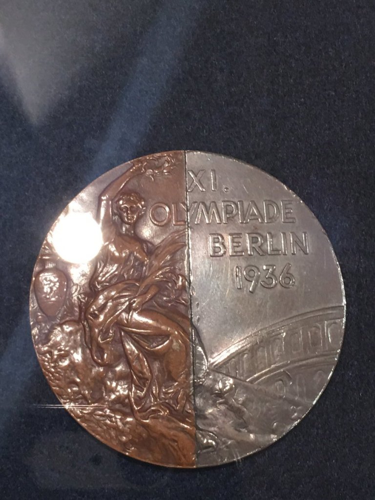 "Медалът на приятелството" - наполовина сребърен, наполовина бронзов