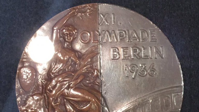 "Медалът на приятелството" - наполовина сребърен, наполовина бронзов