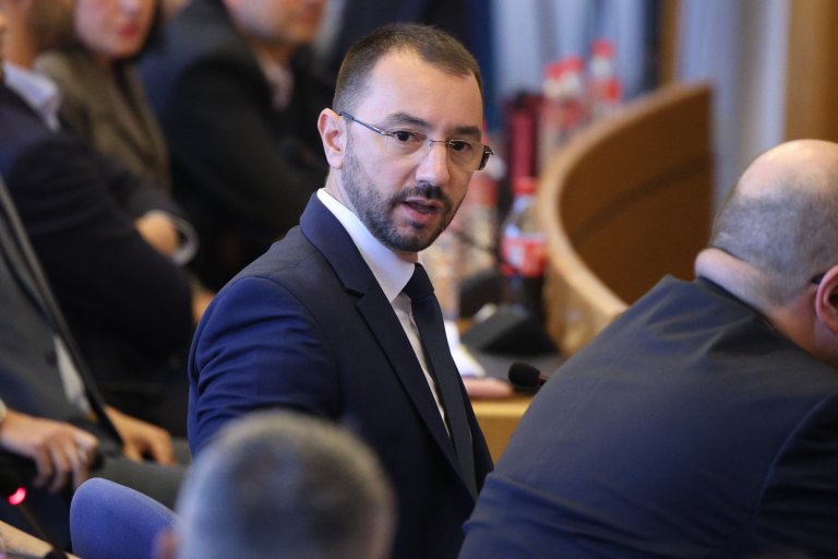 Поведението на ГЕРБ в опозиция през годините се е показало като откровено деструктивно. Партията използва опита си във властта, за да задейства всякакви процедурни хватки и комуникационни увъртания, за да отслаби противниците си.
