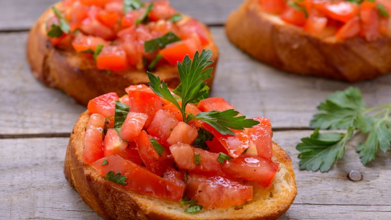 БрускетиЛесно и бързо предястие, подходящо и за по-големи компании около масата. Франзела се нарязва на тънки филии, които се запичат за кратко във фурната до златисто. След това хлябът се натърква с разрязана наполовина скилидка чесън. В дълбока купа се режат домати на кубчета и се подправят с щедро количество чесън, сол, пипер, зехтин и много босилек. 
Сместа се разпределя върху филиите. Може да се подправи и с малко червен лук, къклцани маслини или да се сложат 2-3 лъжички босилеково песто.