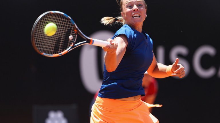 Анет Контавейт
От WTA турнира в Индиън Уелс насетне естонката е стопила наполовина позицията си в класирането и се утвърди в Топ 60 на женския тенис. Тя постигна това с победи над тенисистки от Топ 10, като последният голям скалп, който взе бе този на световната №1 Анджелик Кербер в Рим. Контавейт има доста двубои на клей през настоящата година, включително и квалификации. Това допълнително време на корта помогна за увереността й и в момента играе освободена от напрежението. 21-годишната естонка влиза на Ролан Гарос като относително непознато име, но лидерките в ранглистата имат причина да са неспокойни от присъствието й.