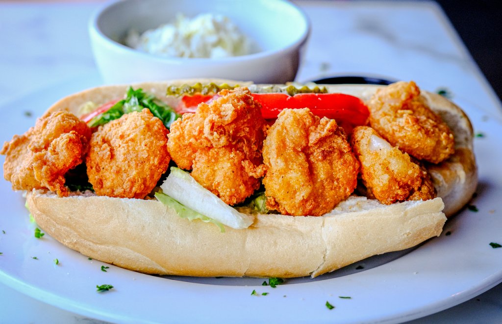 По'бойPo’boy най-вероятно е жаргонно съкращение от „poor boy“. Сандвичът съдържа запържени парчета скариди, калмари, риба и понякога пилешко – каквото е хванато от морето, изостанало е по будките и трябва да се консумира веднага. С други думи, бедняшко изобретение, което обаче се е превърнало в емблема на американската улична храна.