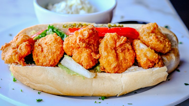 По'бойPo’boy най-вероятно е жаргонно съкращение от „poor boy“. Сандвичът съдържа запържени парчета скариди, калмари, риба и понякога пилешко – каквото е хванато от морето, изостанало е по будките и трябва да се консумира веднага. С други думи, бедняшко изобретение, което обаче се е превърнало в емблема на американската улична храна.