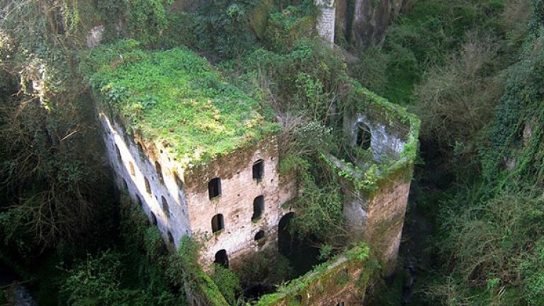 Тази мелница в Долината на Милс в Соренто, Италия е изоставена през 1866.