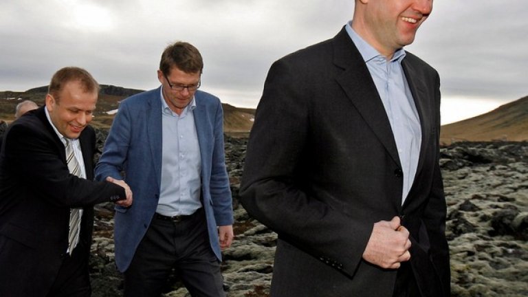 Кай Йохансен (вляво) днес е премиер на Фарьорските острови, а преди 20 години пазеше вратата на националния отбор.