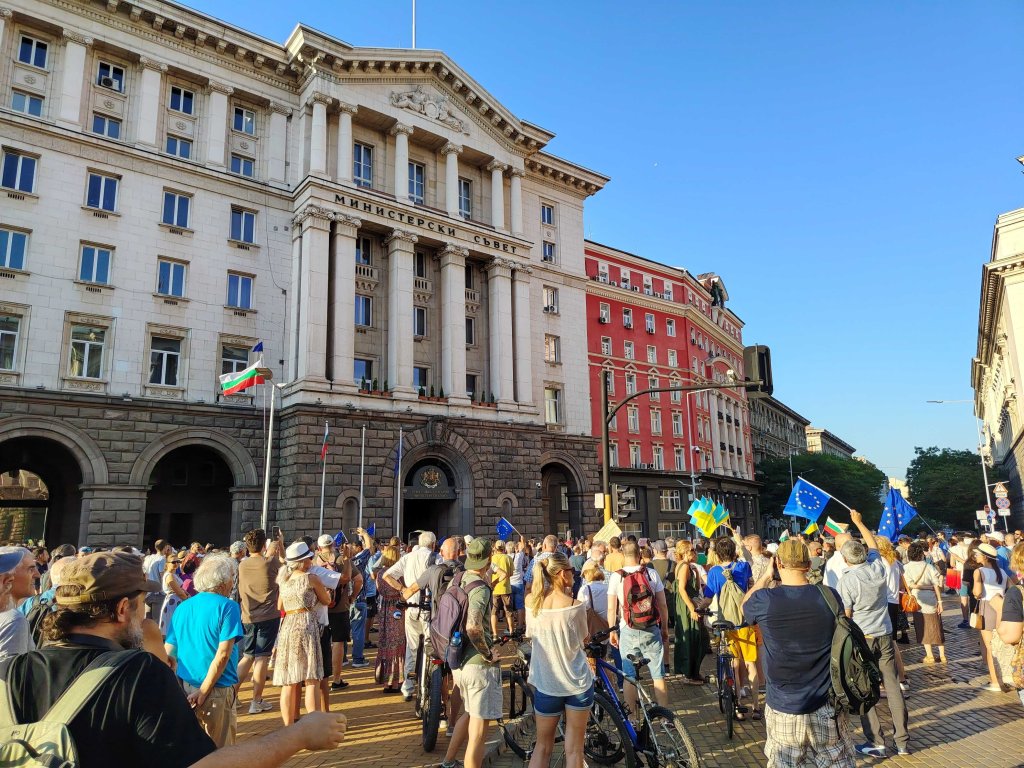 Първи протест срещу кабинета "Радев" се събра в Триъгълника на властта (снимки)