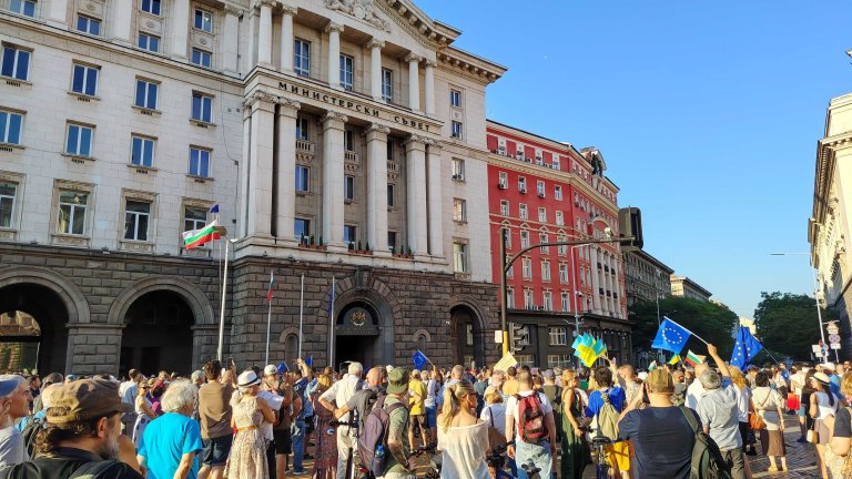 Първи протест срещу кабинета "Радев" се събра в Триъгълника на властта (снимки)