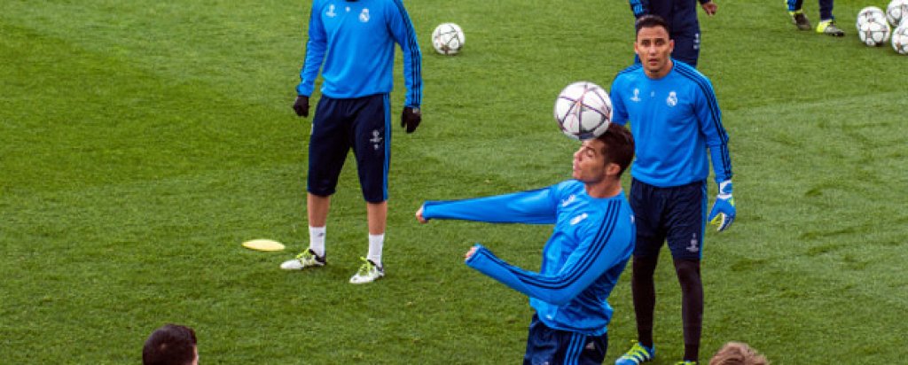 1. Подобрената физическа подготовка
Когато Зидан пое Реал, трябваше да проведе импровизирана зимна подготовка, за да види състоянието на всеки един от играчите. През лятото французинът нае кондиционния треньор Антонио Пинтус, който съсипа от тренировки „кралете“ по време на предсезонното им турне в САЩ. Данило, Маркос Йоренте, Асенсио и Бензема напускаха тренировъчно игрище преждевременно, изтощени от новите треньорски методи. А спринтът на Дани Карвахал за победния гол в 119-ата минута в мача за Суперкупата срещу Севиля показа, че новите методи вече започват да дават ефект.