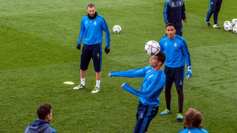 1. Подобрената физическа подготовка
Когато Зидан пое Реал, трябваше да проведе импровизирана зимна подготовка, за да види състоянието на всеки един от играчите. През лятото французинът нае кондиционния треньор Антонио Пинтус, който съсипа от тренировки „кралете“ по време на предсезонното им турне в САЩ. Данило, Маркос Йоренте, Асенсио и Бензема напускаха тренировъчно игрище преждевременно, изтощени от новите треньорски методи. А спринтът на Дани Карвахал за победния гол в 119-ата минута в мача за Суперкупата срещу Севиля показа, че новите методи вече започват да дават ефект.