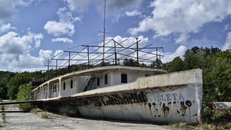 Стар речен кораб, циментиран край морския бряг в местността Отманли край Бургас. Построеният в Русе плавателен съд през 60-те и 70-те години служи като плаваща база на Дунавския флот. През 1981 г., след като е изведен от експлоатация, корабът е докаран с влекач от Варна край бреговете на Отманли. Там е застопорен в земята, за да се превърне в бъдещата Централна школа за подготовка на леководолази към ОСО. Самата школа просъществува едва 15-ина години и днес само металните останки от речния съд напомнят за нея.