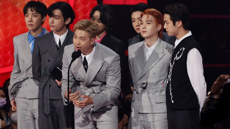 Южнокорейците са първата група след легендарните The Beatles, която има три албума, достигнали номер 1 в класацията на Billboard 200 за по-малко от година.