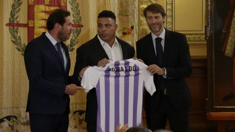 Роналдо в присъствието на сегашния мажоритарен собственик Карлос Суарес, от когото ще откупи акциите, и кмета на Валядолид Оскар Пуенте