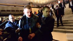 Извеждат Октай Енимехмедов от НДК, след като делегатите от конференцията на ДПС опитаха да го линчуват