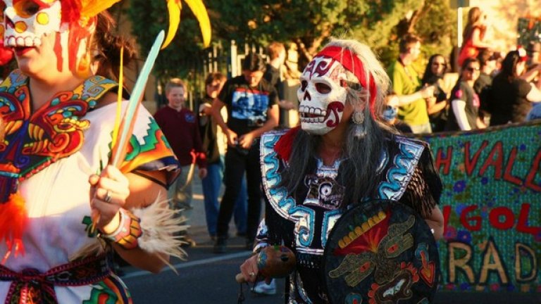 Традиционни костюми и храни могат да се опитат по време на празненствата, които почитат мъртвите в Мексико