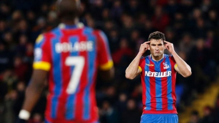 Миле Йединак недоволства след отиграване на съотборника си Яник Беласие.