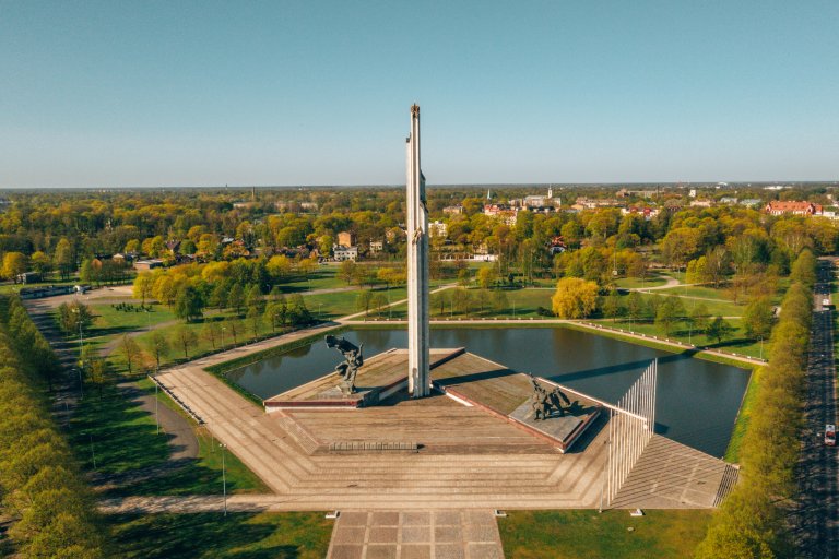 Съветският мемориал в Рига, преди да бъде съборен