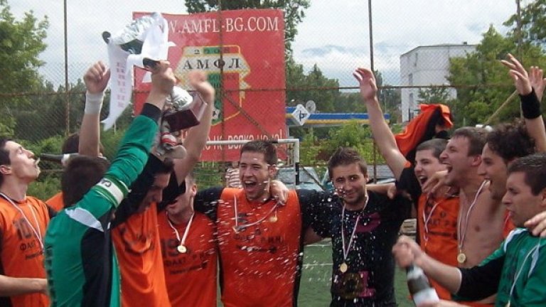 Отборът на "Аматьорите" бе един от четирите шампиона на АМФЛ за 2010 г.