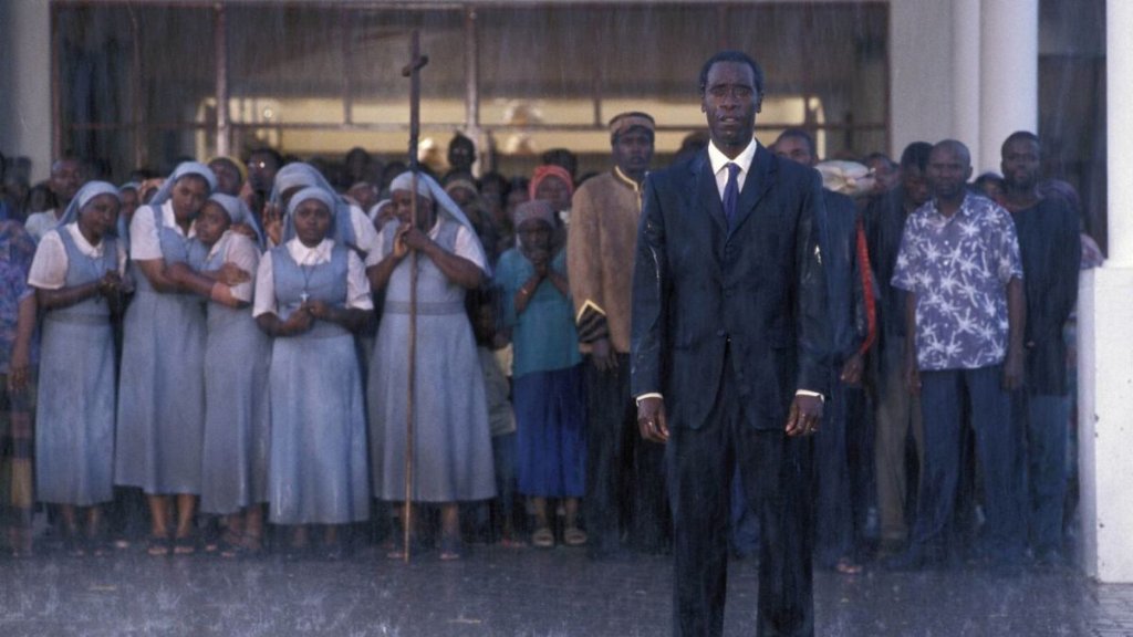 "Хотел Руанда" на режисьора Тери Джордж е вдъхновяваща биографична драма, която разказва историята на Пол Русесабагина (Дон Чийдъл), управител на хотел в Руанда, който спасява бежанци от сигурна смърт. Африканският Шиндлер спасява общо 1 200 души от геноцида в Руанда.