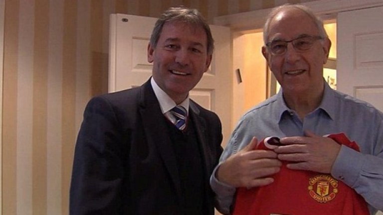 Брайън Робсън връчва фланелката на мистър Финк.