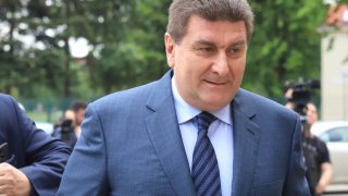 Негов служител е основен акционер в дружеството, продало въпросната къща в Барселона малко след избухването на скандала