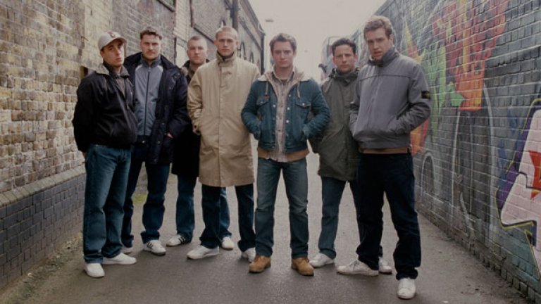 "Green Street Hooligans"(2005)
Една от най-култовите хулигански ленти. Мат Бъкнър (Илайджа Ууд), студент в Харвард, е изгонен няколко месеца преди дипломирането си, след като е натопен от своя съквартирант. Той заминава на гости при сестра си в Англия, където съдбата го сблъсква с хулигани на Уест Хем. Много скоро Мат се присъединява към бригадата.
