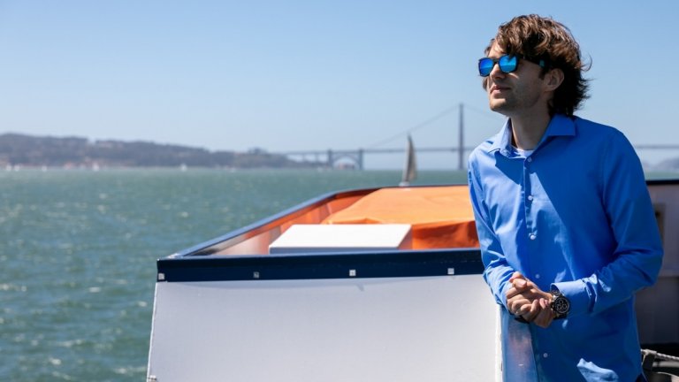 24-годишният мъж иска да изчисти водите от пластмаса. За целта е събрал 40 милиона долара от компании, които са инвестирани в проекта му The Ocean Cleanup.