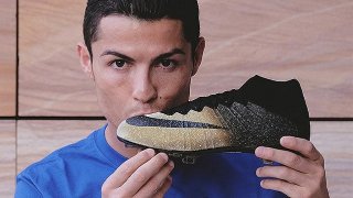 Cristiano-Ronaldo-new-rare-gold-2015-boots
