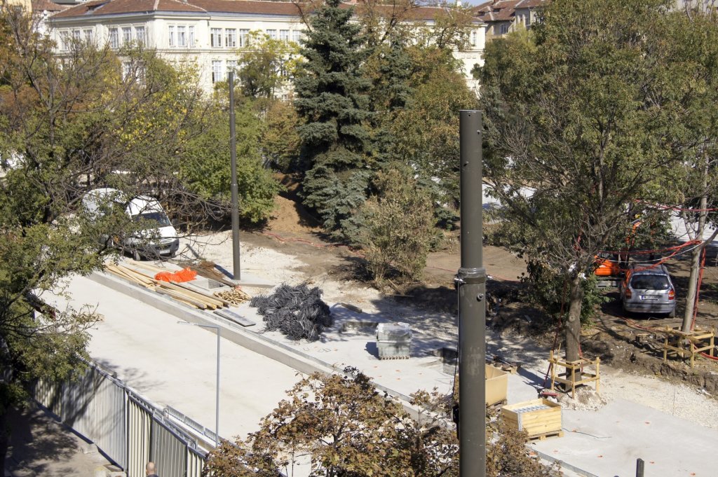 Още по-вляво.