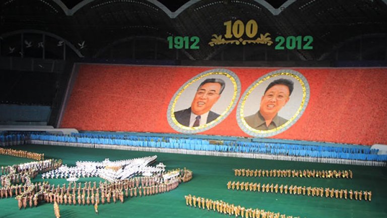 Масовки, лозунги и два броя Ким - това е лицето на КНДР пред света