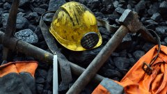 От рудника досега са спасени около 65 работници