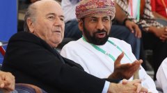 Сеп Блатер гледа мач по плажен футбол между Узбекистан и Катар в компанията на Шакир Рашид бин Ахмед ал Хинай в Оман