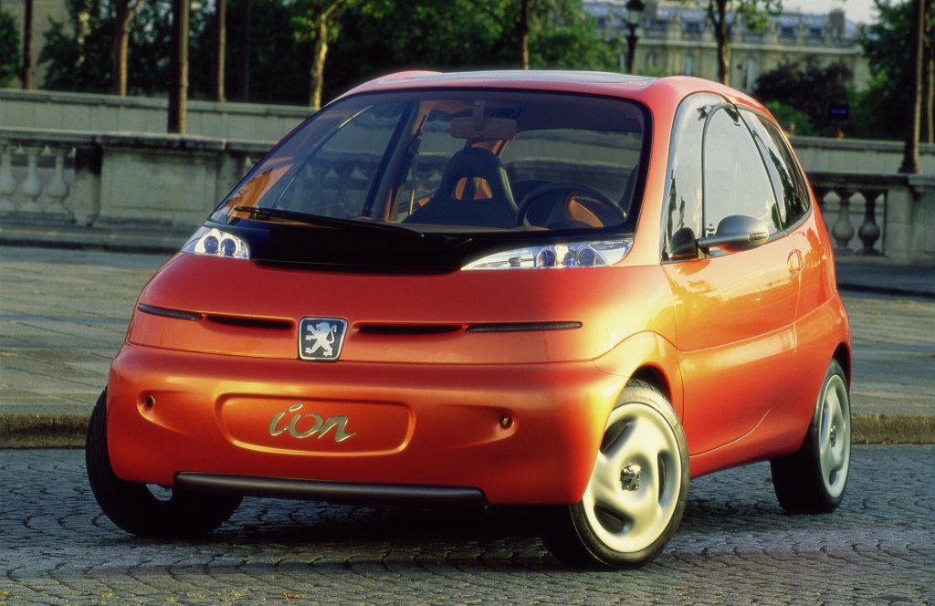 Peugeot iOnС тази електрическа кола можете да минете до 140 км с едно зареждане. Струва около 22 хил. евро и срещу това получавате доста пъргав електромобил с приличен багажник от над 160 литра. И все пак...
