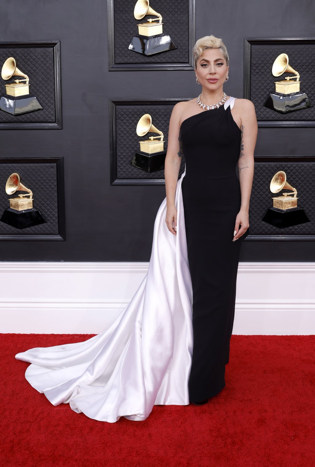 Лейди ГаГаЛейди Гага показа класна черно-бяла рокля Armani Privé в стил класически Холивуд. Тя си тръгна с награда за най-добър традиционен поп албум - Love For Sale.