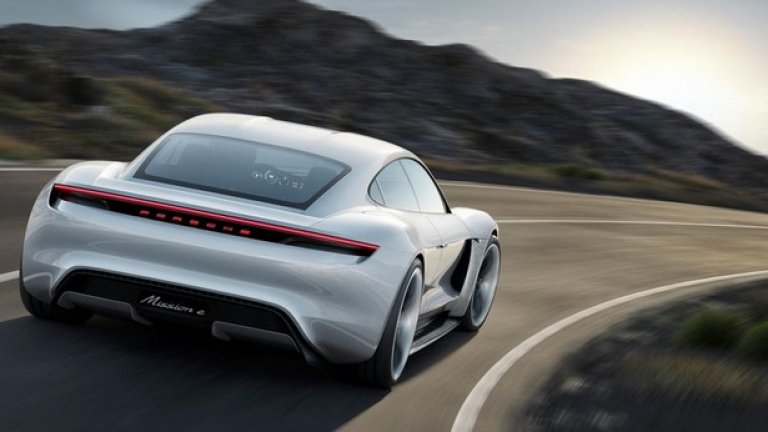 Електромобилът на Porsche ускорява 0 до 100 км/ч само за 3,5 секунди, а за по-малко от 12 секунди достига скорост от 200 км/ч