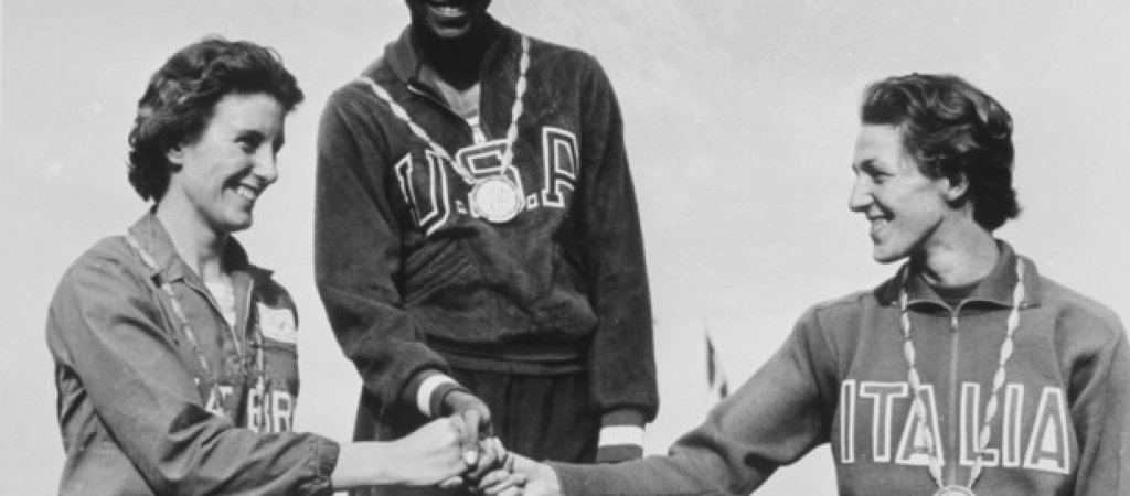 Уилма Рудолф печели четири олимпийски медала (три от които златни и по време на Игрите в Рим през 1960 г.) в рамките на две олимпиади