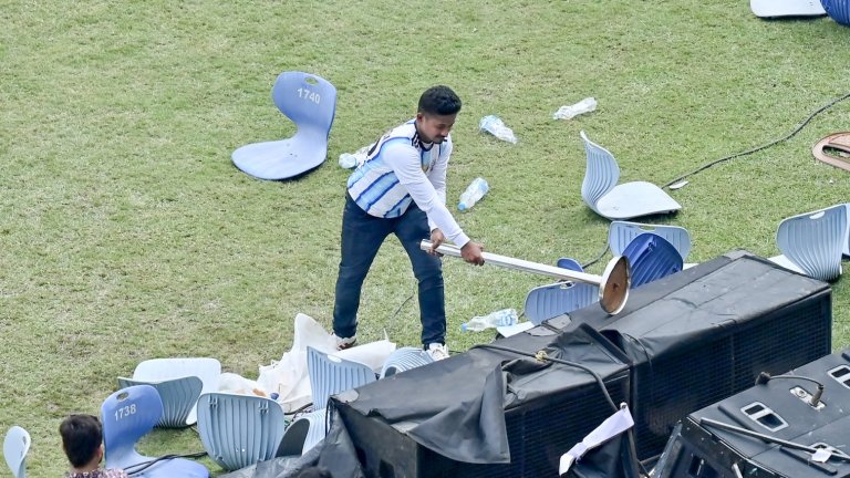 Масови безредици заради Меси: Фенове потрошиха стадион (видео)