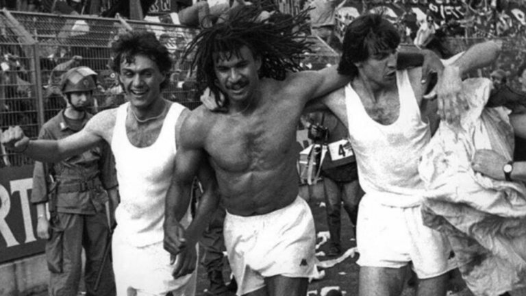1988-а - 19-годишният Паоло Малдини, Рууд Гулит и Филипо Гали празнуват Скудетото. То е първо за Малдини.
