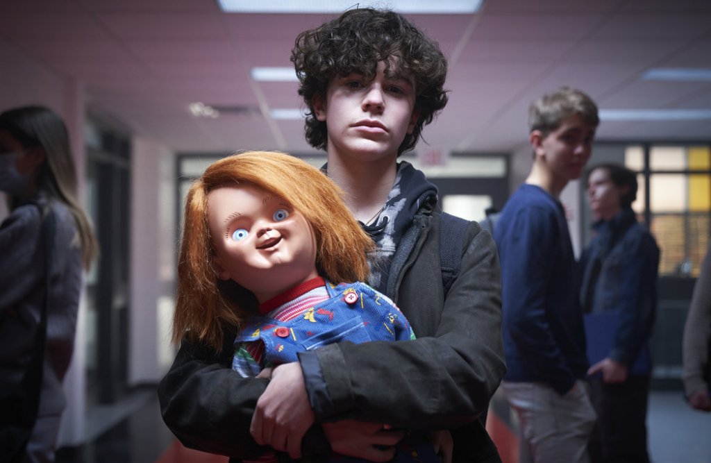 Chucky (Syfy) - 12 октомври
Господарят на отвратително стряскащите кукли Чъки се завръща за нов тур на ужаси, този път като сериал. Куклата сега попада в ръцете на момче при гаражна разпродажба в един идиличен квартал за представители на средната класа. Това, което предстои за жителите на предградието, е да усетят върху себе си цялата манипулативна и убийствена сила на Чъки, който няма да се спре пред нищо да разкрива тайни и да убива хора. Съюзници и врагове от миналото на Чъки ще започнат да пристигат, а създателите на шоуто обещават да разкрият и повече информация за това откъде всъщност идва демоничната кукла.