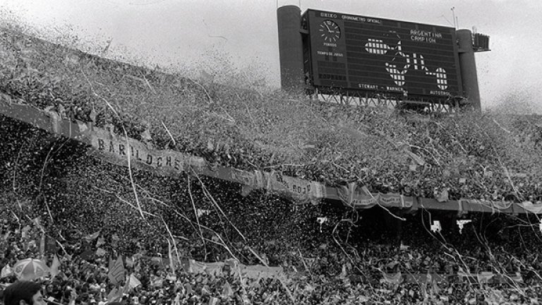 Стадион "Монументал" в Буенос Айрес е покрит с хартия, ленти, знамена и сълзи... Аржентина е световен шампион! Според официалната статистика на трибуните има 71 483 инчаси, но аржентинските медии твърдят, че са близо 100 хиляди...