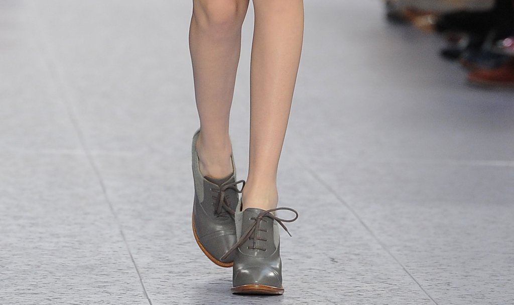 Университетски вдъхновения
За желаещите да гледат на света от високо, без да изпитват силен дискомфорт при ходене, тенденциите за тази зима предлагат нов вариант на есените оксфордки - с по-висока платформа и по-фини, почти незабележими грайфери. Моделът е много по-деликатен и женствен от класическия вид на оксфордките, като в същото време подметката не е лишена от сцепление със снега в студеното време.