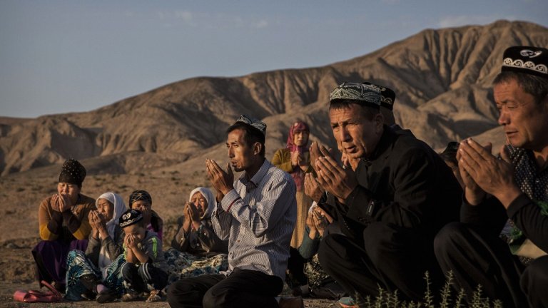 Сред арестуваните е имало мъже, жени и деца на около 14 г.