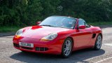 Porsche Boxster (1996 г.)
В началото на 90-те в Porsche са изправени пред тежка финансова криза заради срив в продажбите и липса на интерес към застаряващите модели, които са скъпи за производство. Става ясно, че компанията трудно ще оцелее, разчитайки само и единствено на бутикови модели. 

След като обмислят различни концепции - от достъпни спортни автомобили до седани - през 1996 г. германците най-накрая намират спасителния си ход с дебюта на Boxster. 

Той представлява по-евтина алтернатива на 911, която обаче се оказва истински успех с перфектен баланс между динамика, мощност и цена. Производственият процес е оптимизиран, а разходите са свити драстично благодарение на големия брой споделени компоненти с 911.