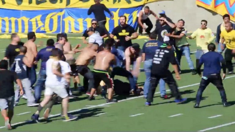 Идиотски сцени на благотворителен мач...