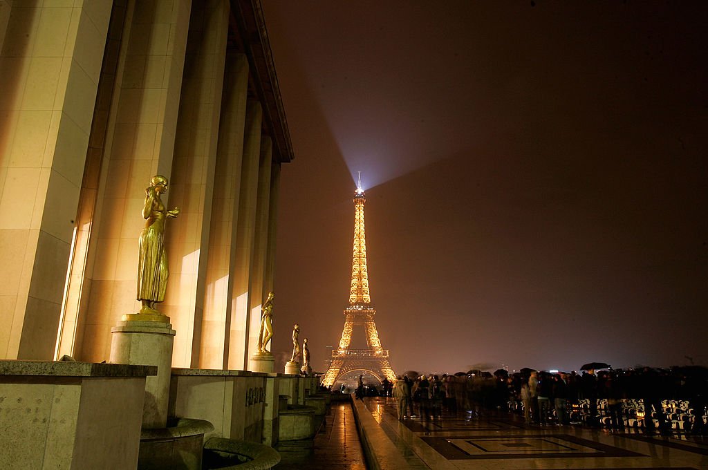Earth Hour 2011 In Paris