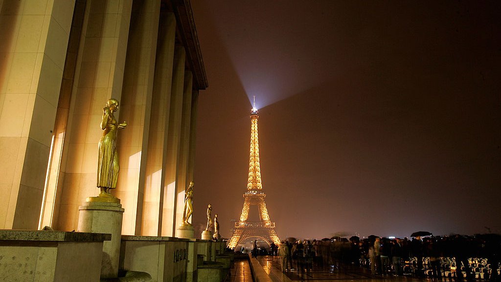 Earth Hour 2011 In Paris